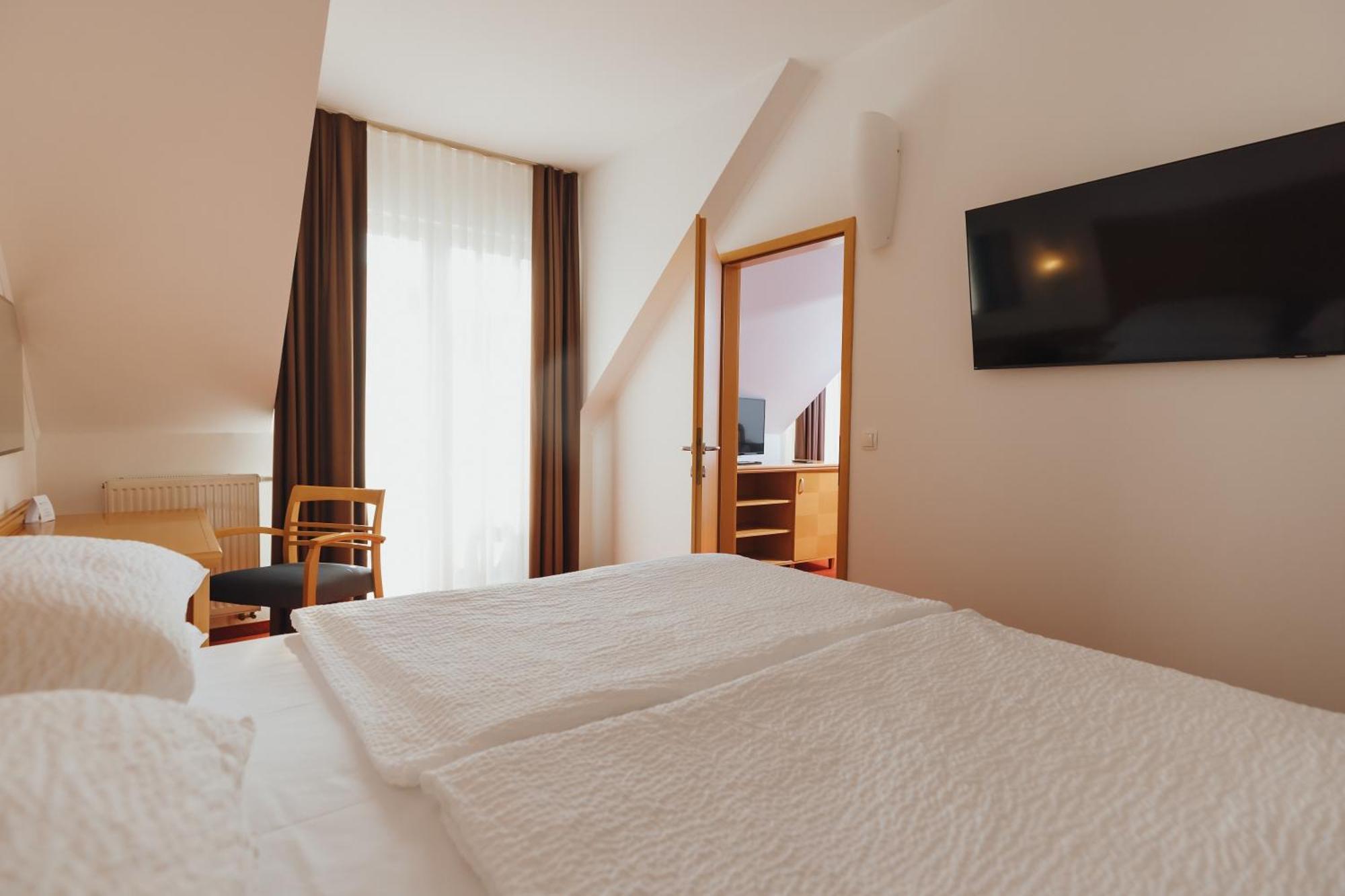 Ramada & 4*
